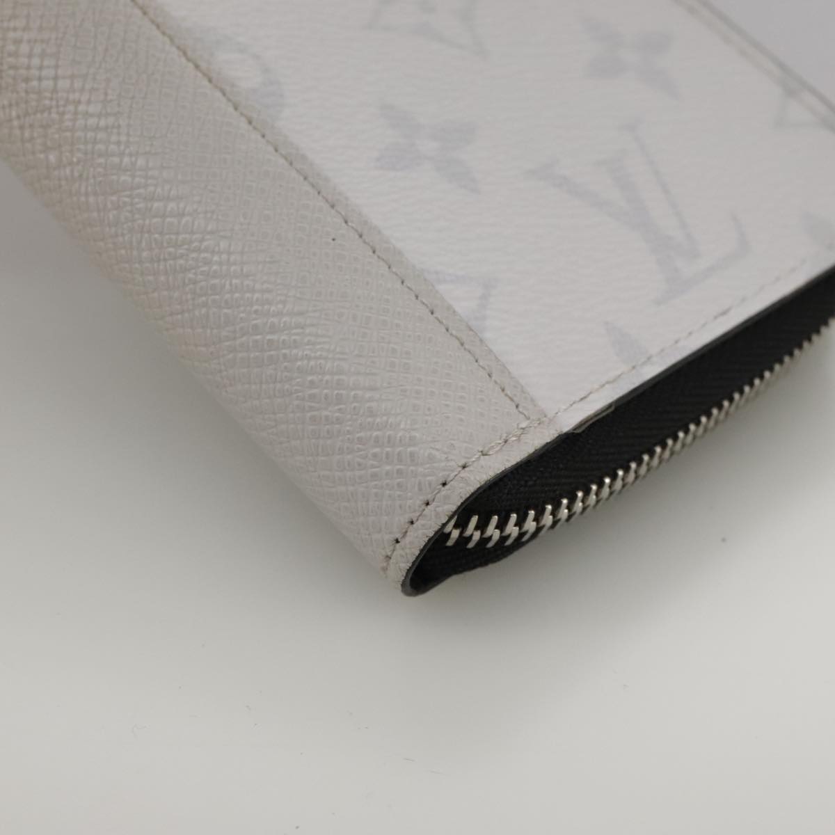 LOUIS VUITTON Taigalama Zippy Wallet Vertical Wallet White M30446 LV am7452