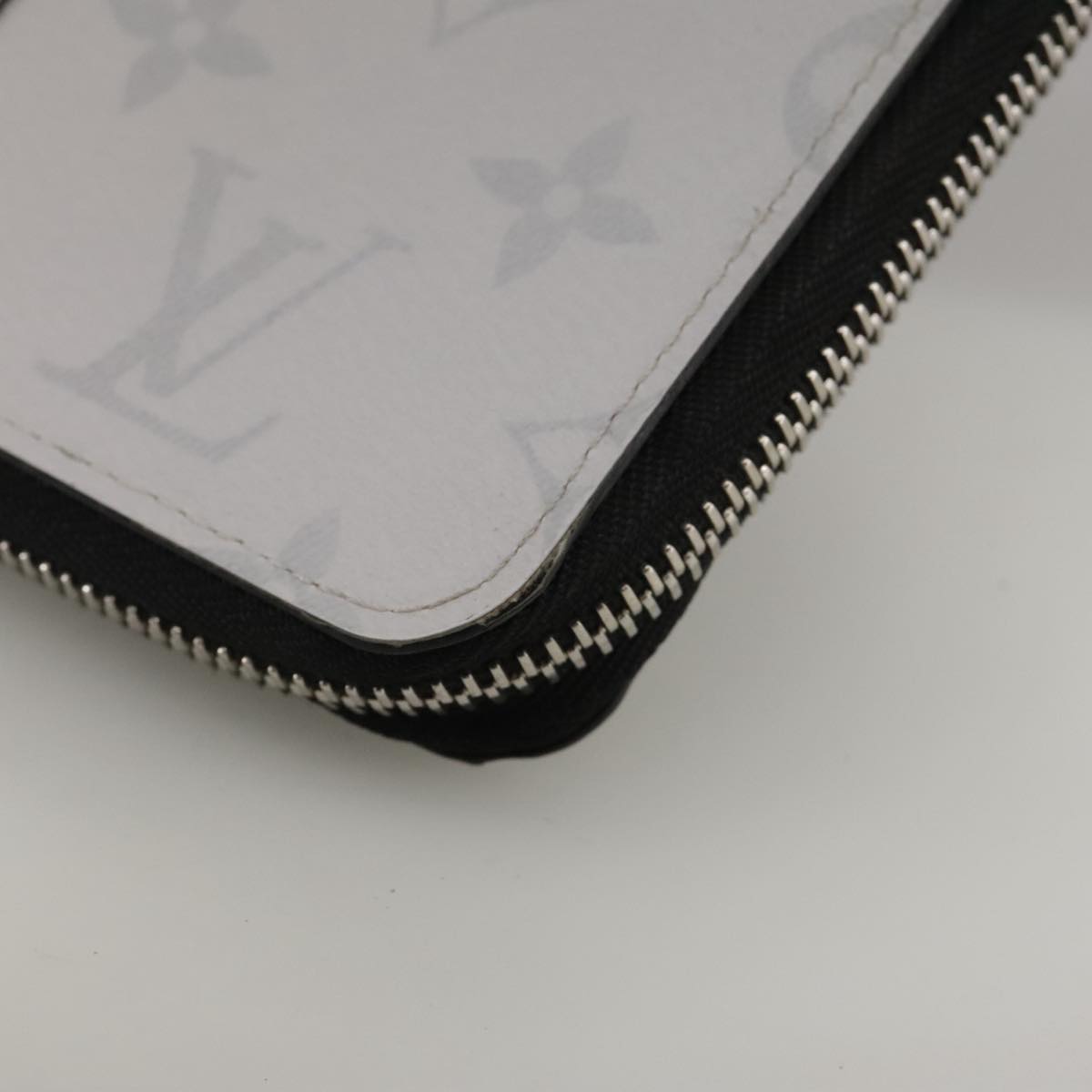 LOUIS VUITTON Taigalama Zippy Wallet Vertical Wallet White M30446 LV am7452