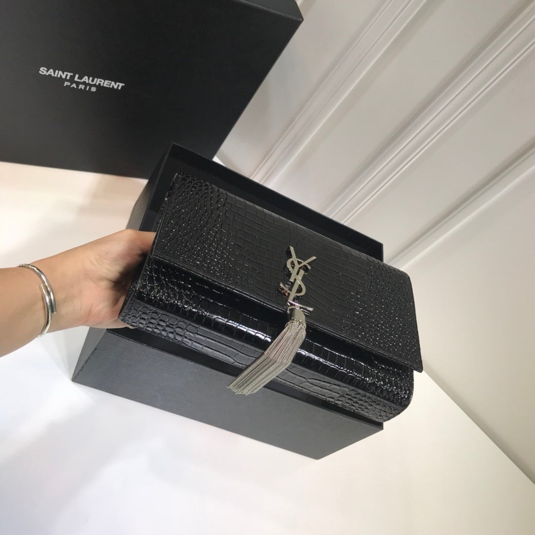 GLAMI Kate MeGLAMIum Chain Bag With Tassel In Embossed CrocoGLAMIle Black For Women 9.4in/24cm YSL 354119DND0N1000