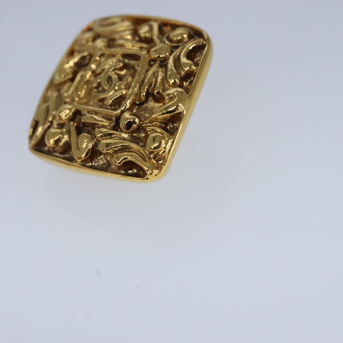 CHANEL Earring metal Gold CC bs20202