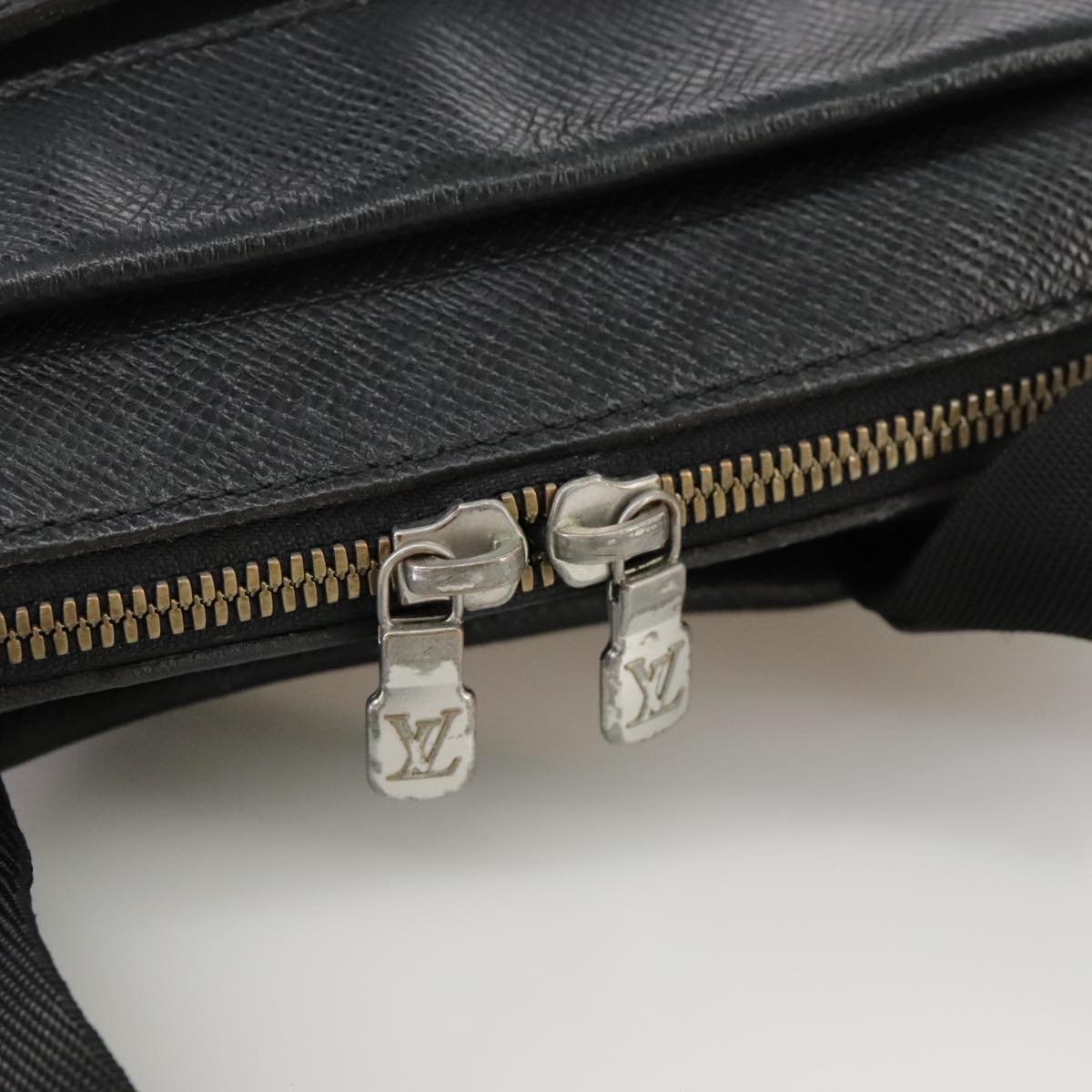 LOUIS VUITTON Taiga Sayan Shoulder Bag Epicea M30902 LV bs20999