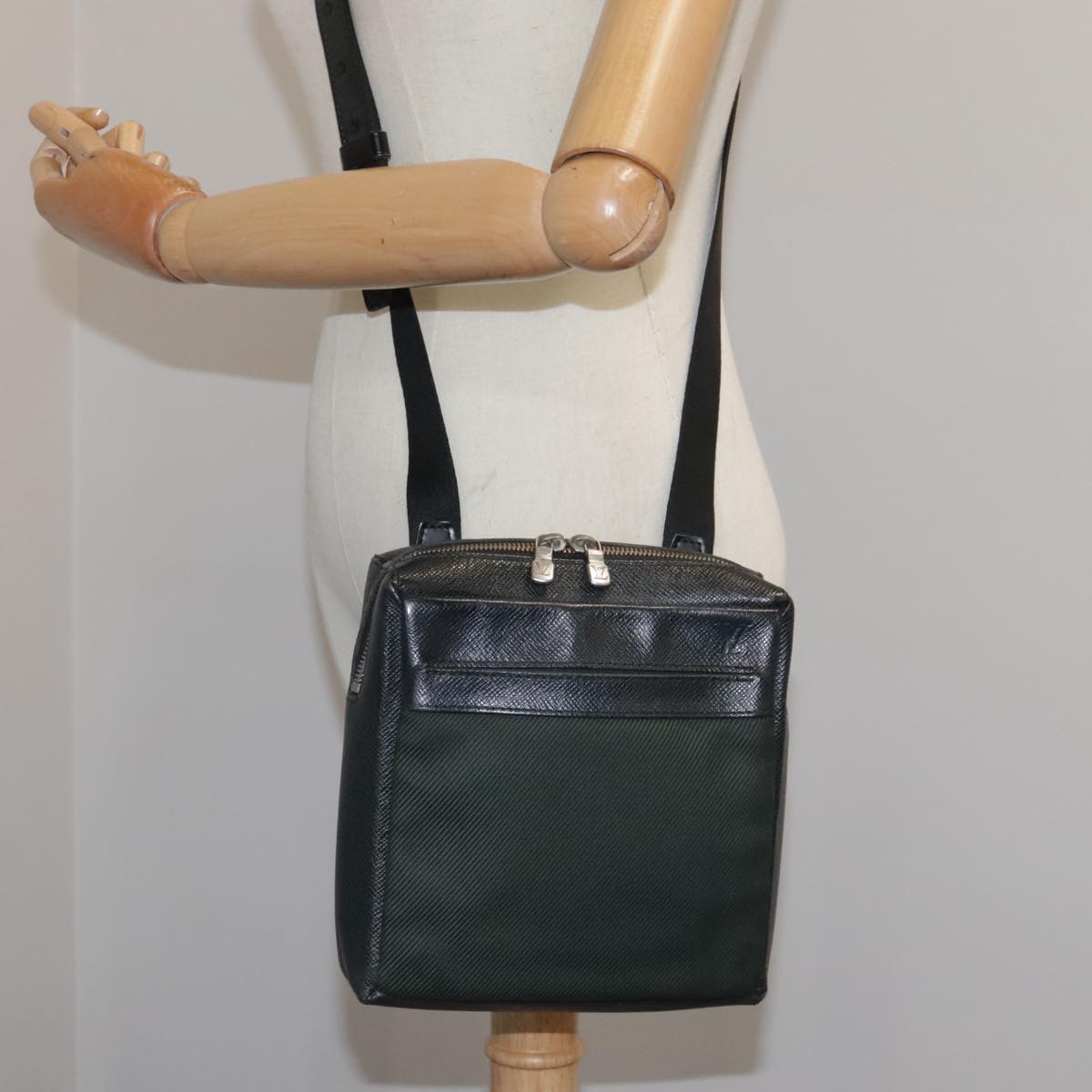 LOUIS VUITTON Taiga Sayan Shoulder Bag Epicea M30902 LV bs20999