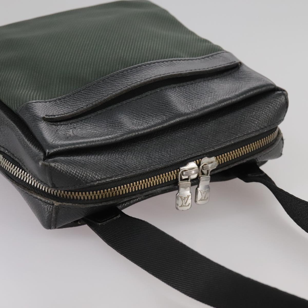 LOUIS VUITTON Taiga Sayan Shoulder Bag Epicea M30902 LV bs20999