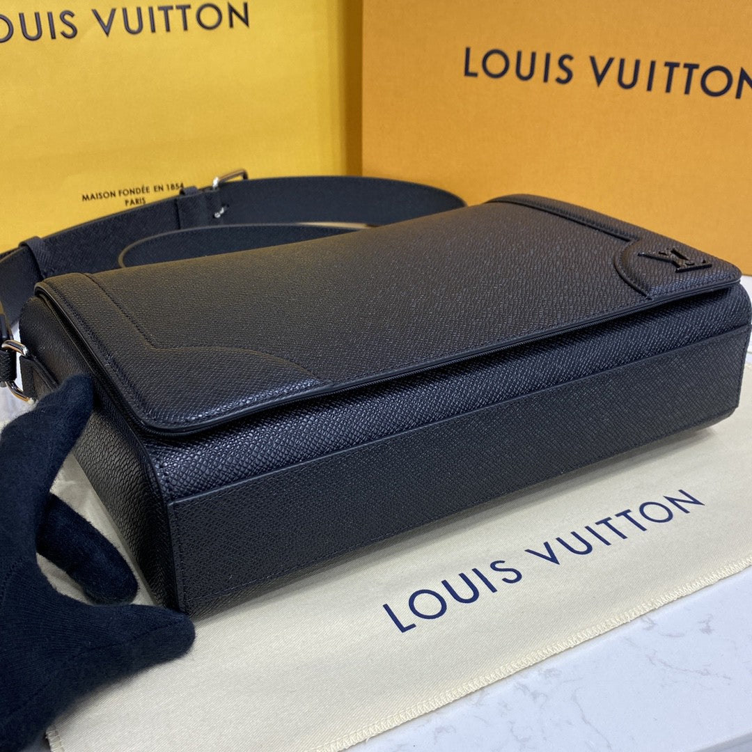 LV New GlamIap Messenger Bag Taiga Black For Men, Bags, Shoulder And Crossbody Bags 11.1in/28.3cm LV M30807