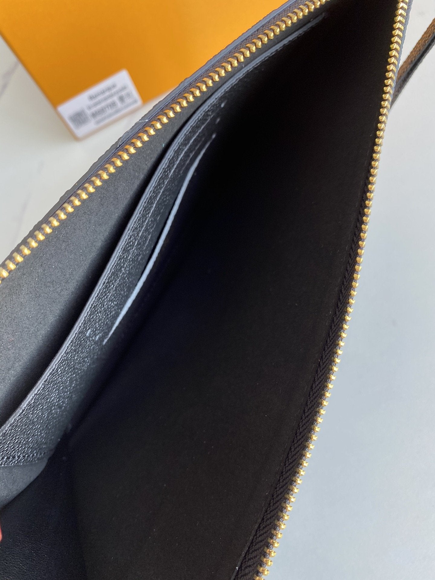 EN - New Arrival Wallet LUV 064