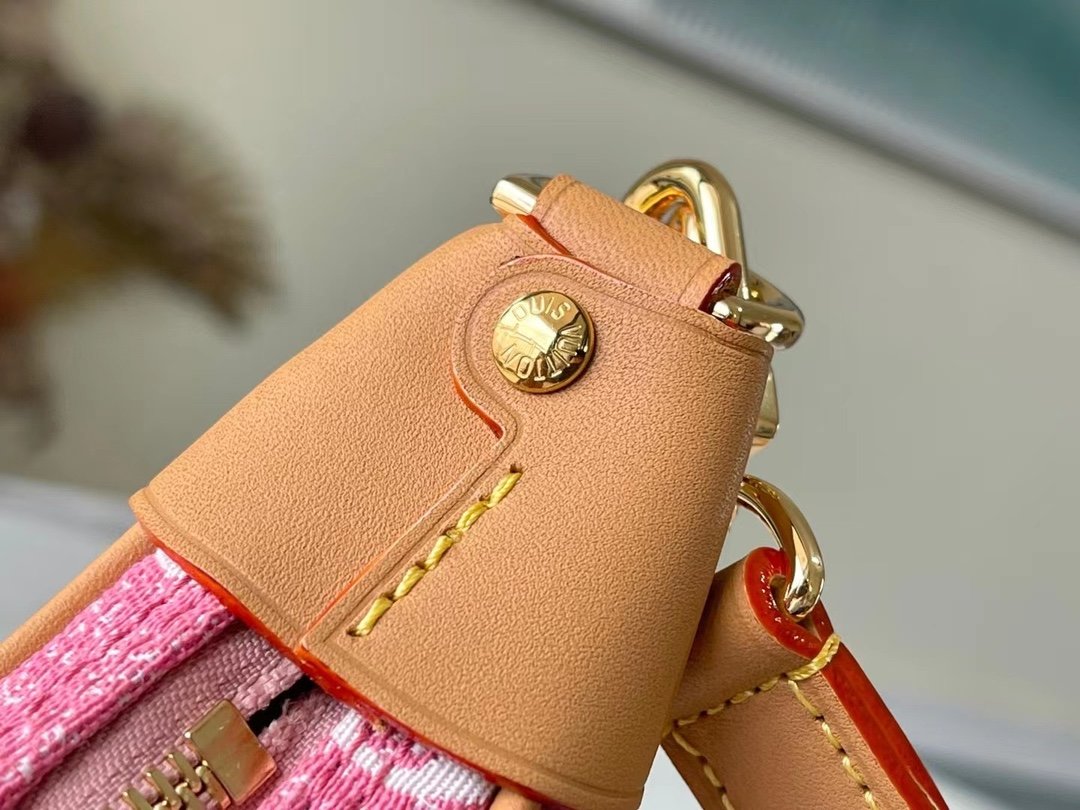 LV Loop SinGLAMI 1854 Jacquard Pink By Nicolas GhesquiÃƒÂ¨re For Cruise Show, WoHandbags 9.1in/23cm LV M81166