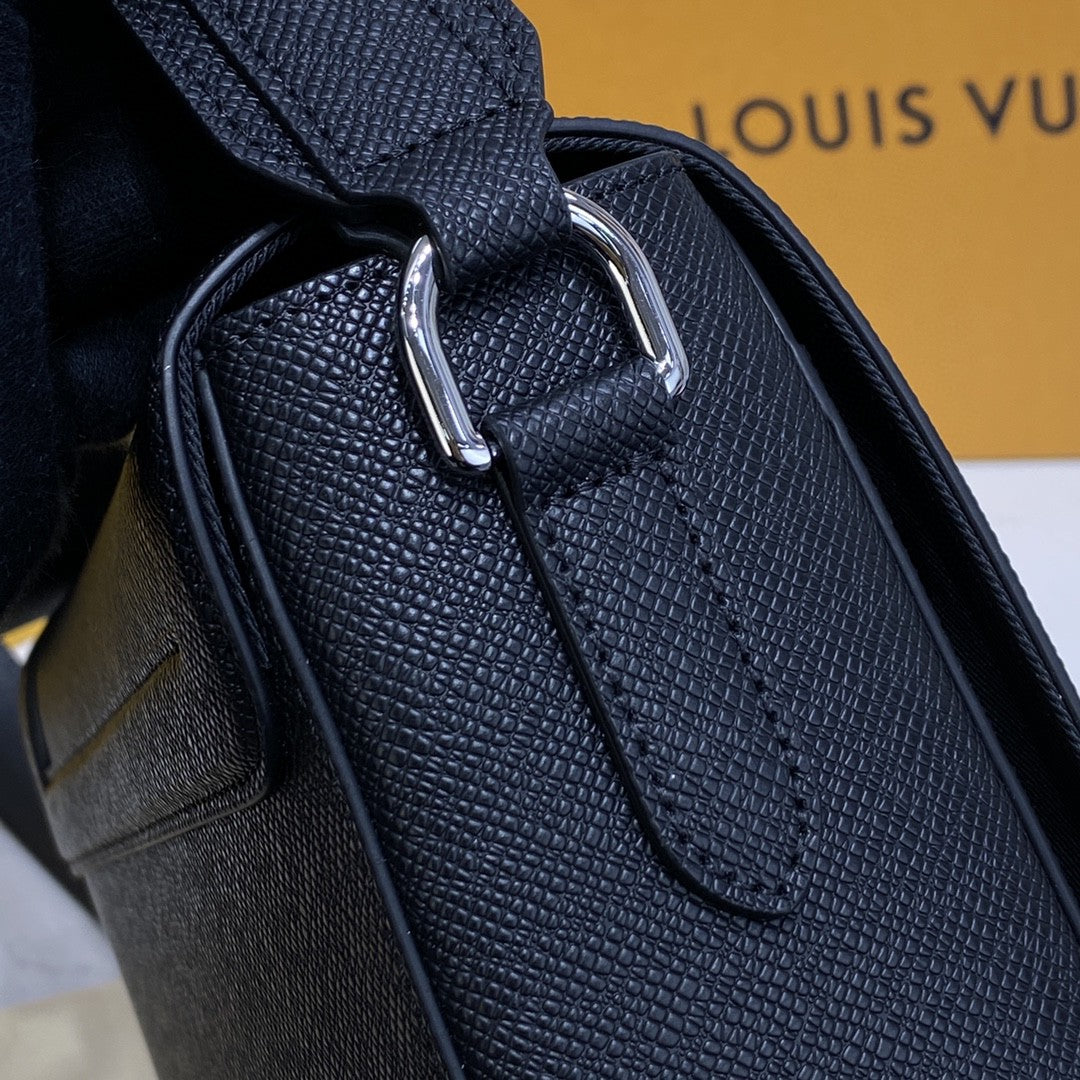 LV New GlamIap Messenger Bag Taiga Black For Men, Bags, Shoulder And Crossbody Bags 11.1in/28.3cm LV M30807