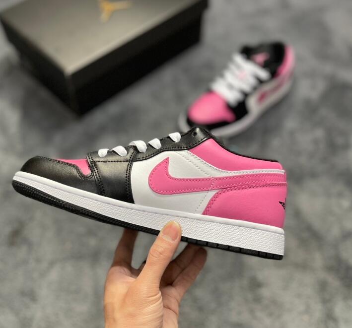SAMC - NKE Shoes - 1566