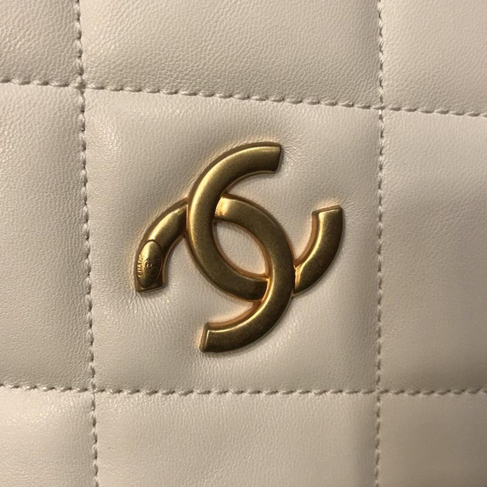 Chanel Runway white lambskin Leather Diamond Cut Bag Gold Chain