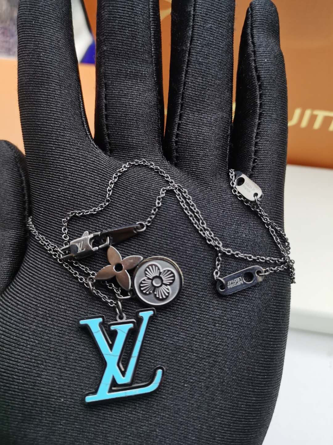 LV Necklaces 013
