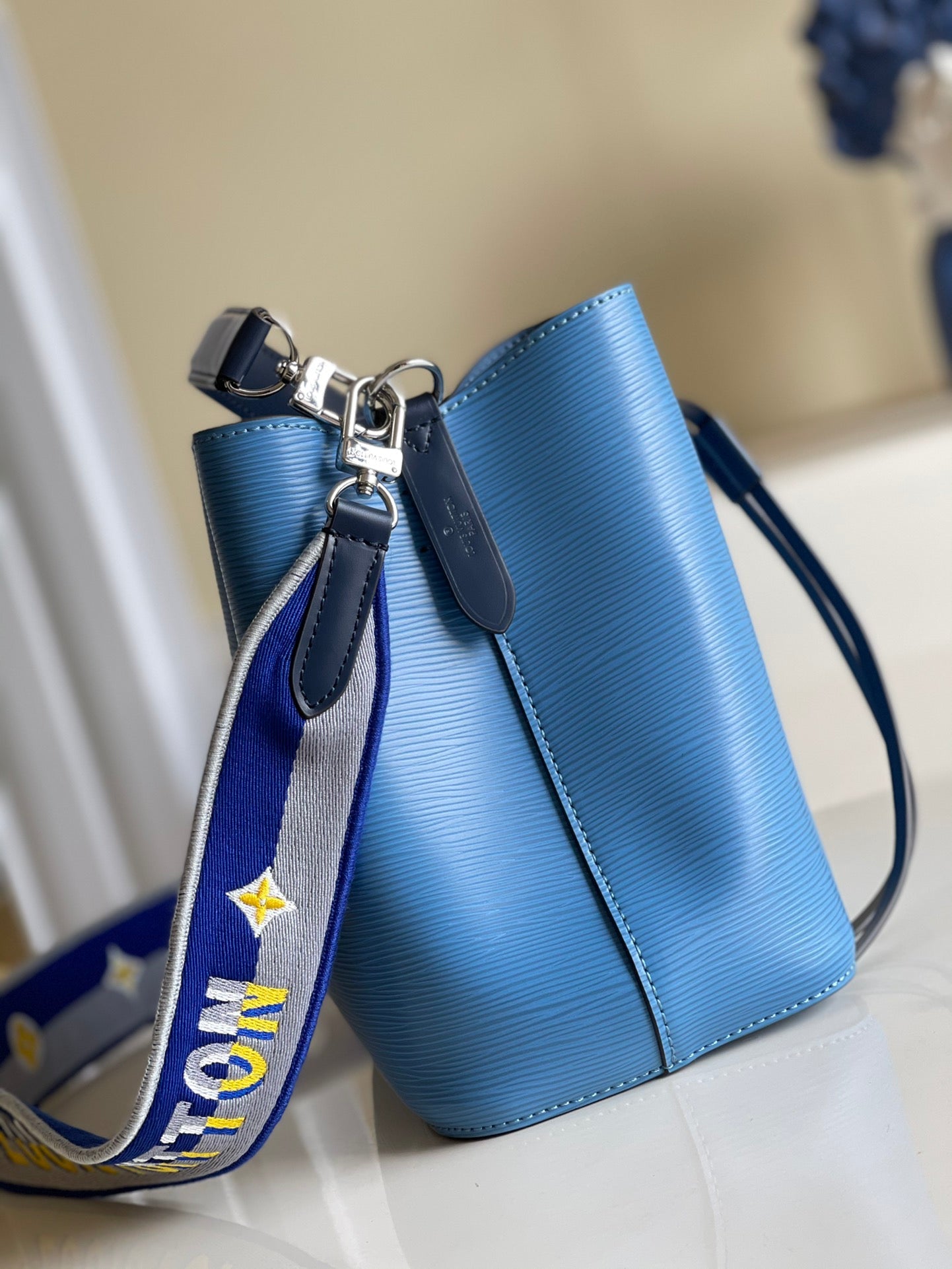 LV NeoNoe GLAMI Bucket Bag Bleuet Blue For Women,  Shoulder And Crossbody Bags 7.9in/20cm LV M57691
