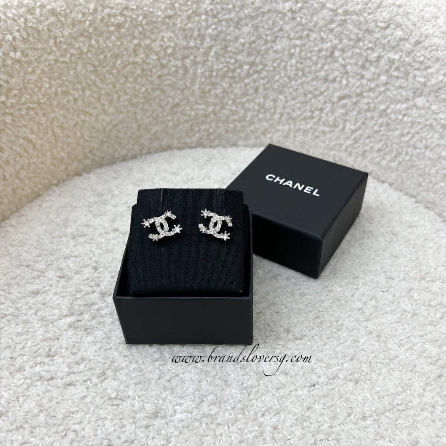 GLM-23P GLM- Logo Earrings with Crystal