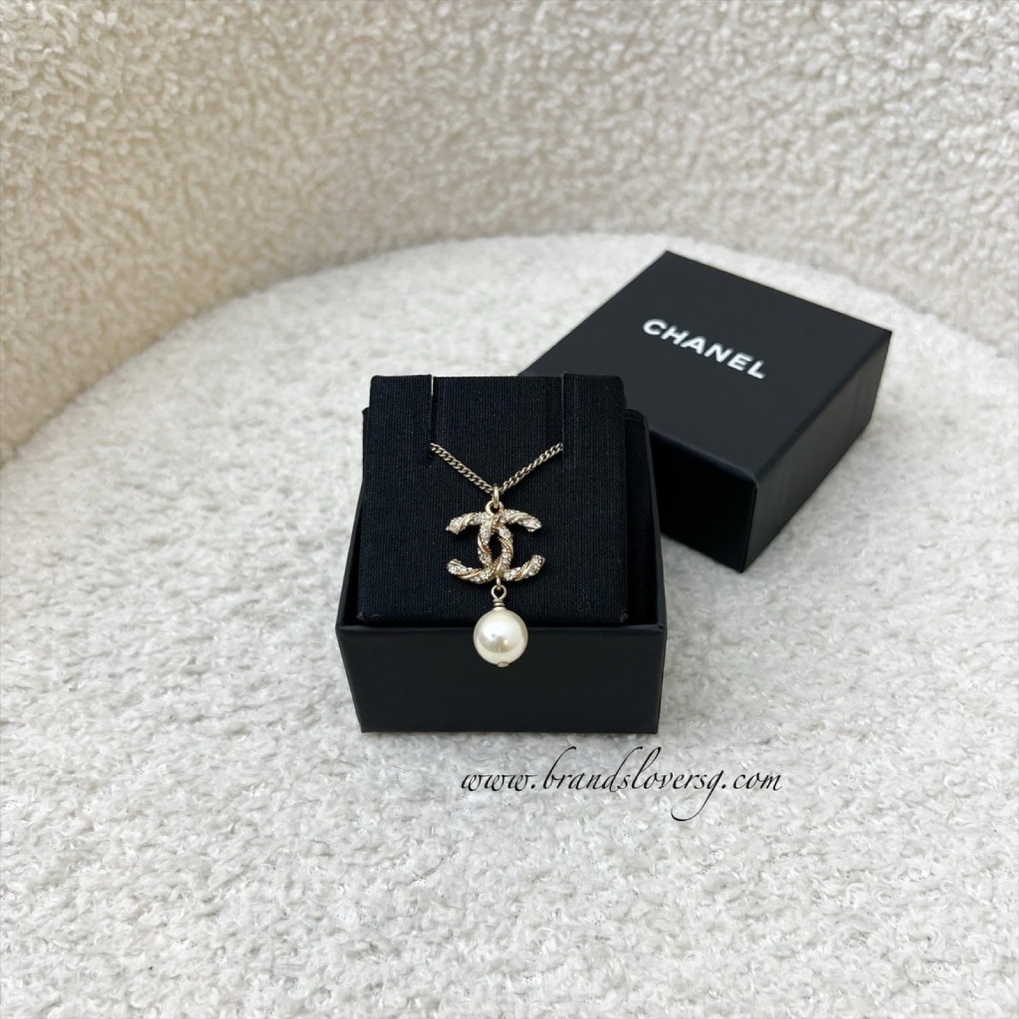 GLM-GLM- Logo with Dangling Pearl Necklace in Aged Gold HW