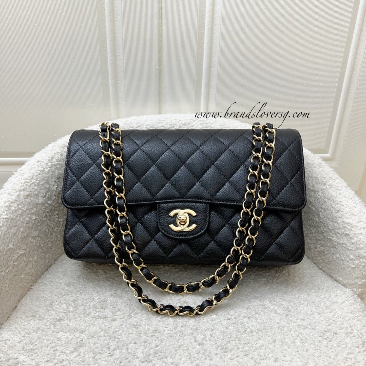 GLM-Medium Classic Flap CF in Black Caviar and GHW (Model: A01112)
