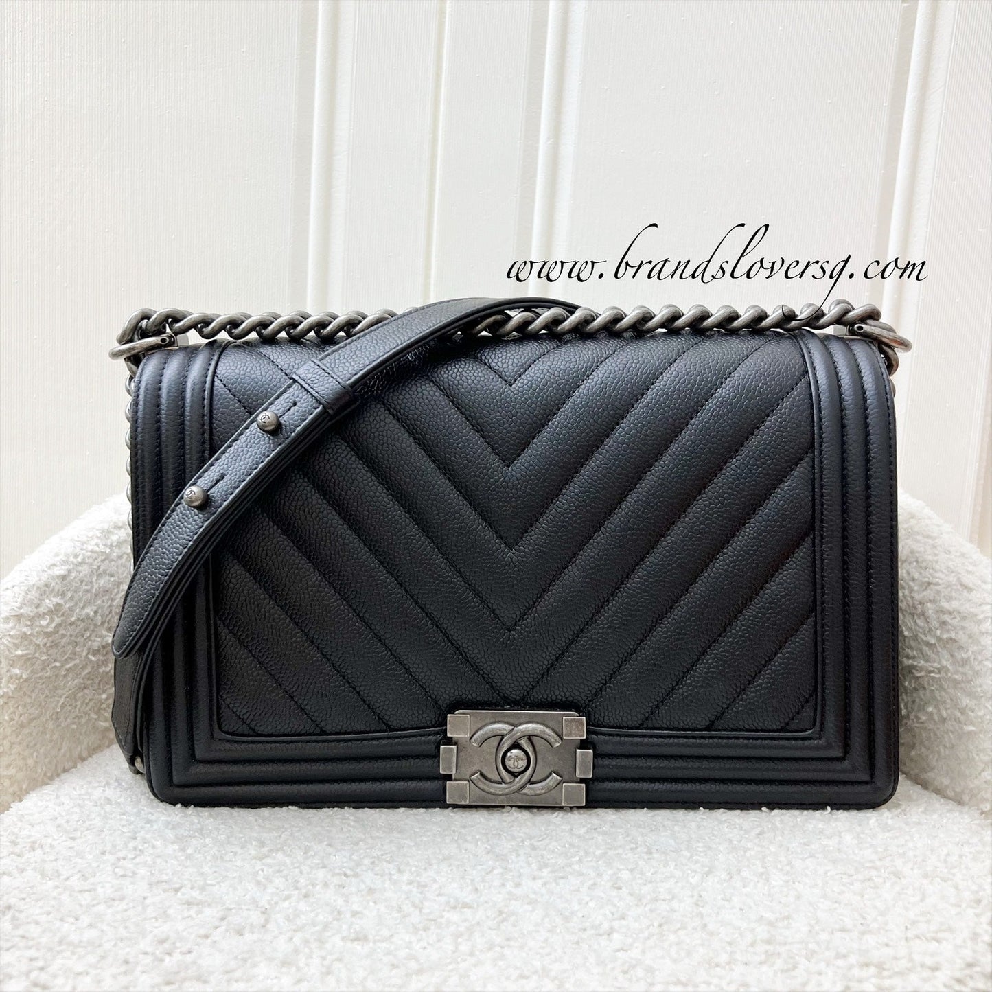 GLM-New Medium / Large 28cm Boy in Chevron Quilted Black Caviar and RHW (Model: A92193)