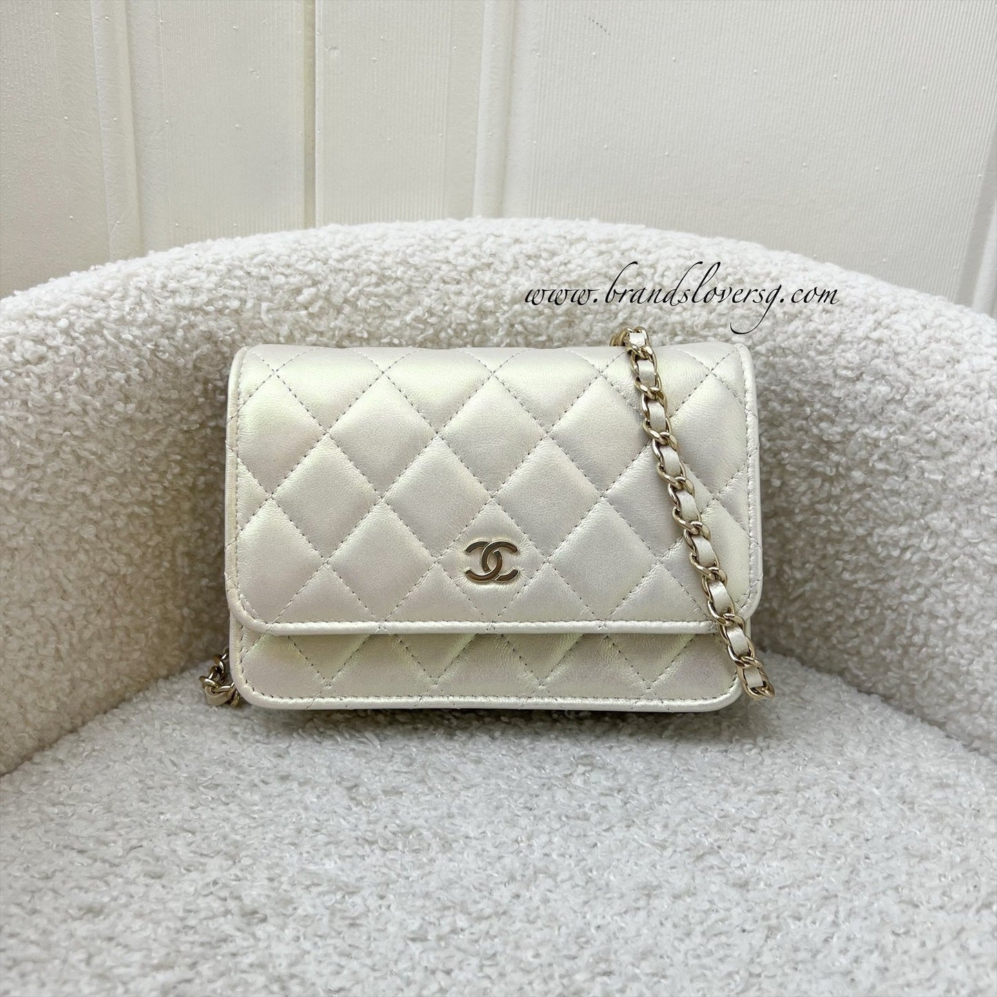 GLM-Mini Wallet On Chain WOC in 20B Iridescent Ivory Lambskin and LGHW (Model: AP1649)