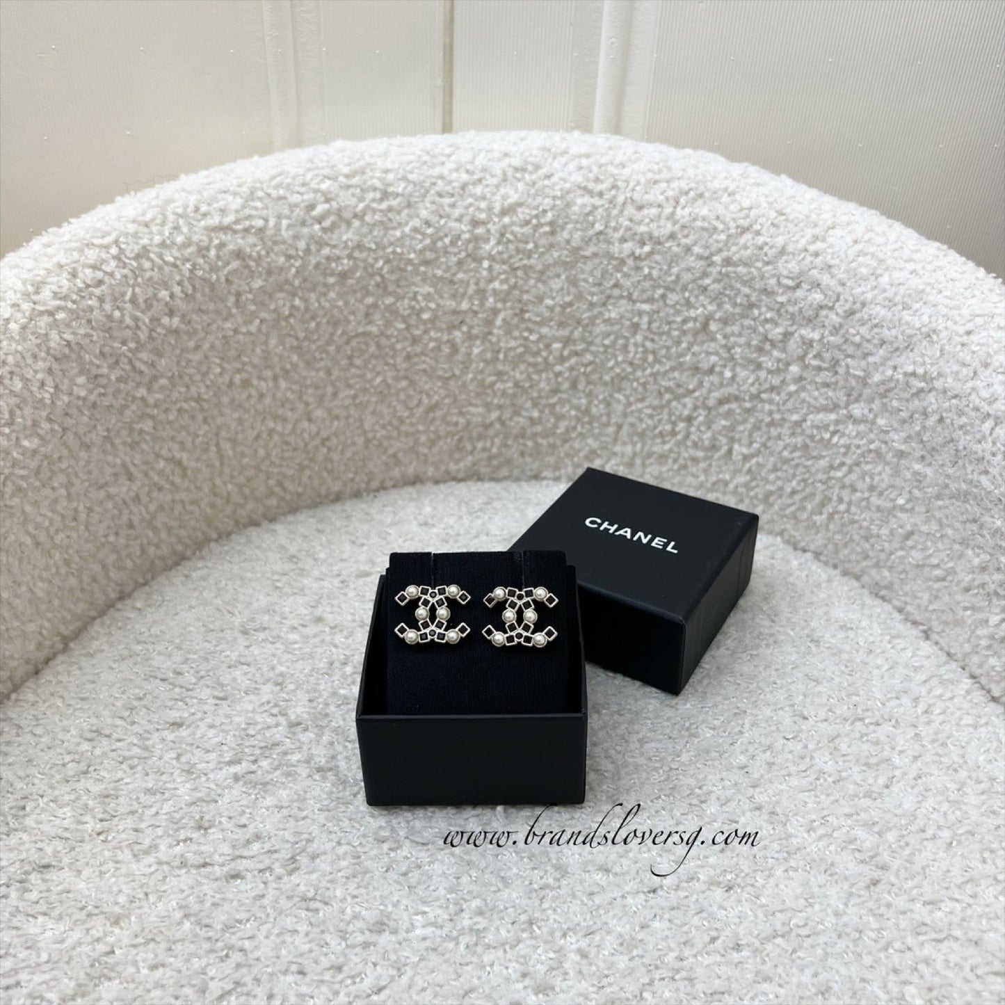 GLM-GLM- Logo Earrings with Pearls and Black Resin in GHW
