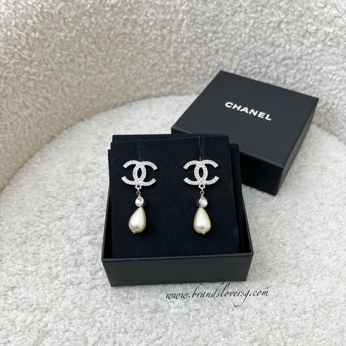 GLM-22C GLM- Logo with Teardrop Pearl Drop Earring in SHW (Model: AB7702)