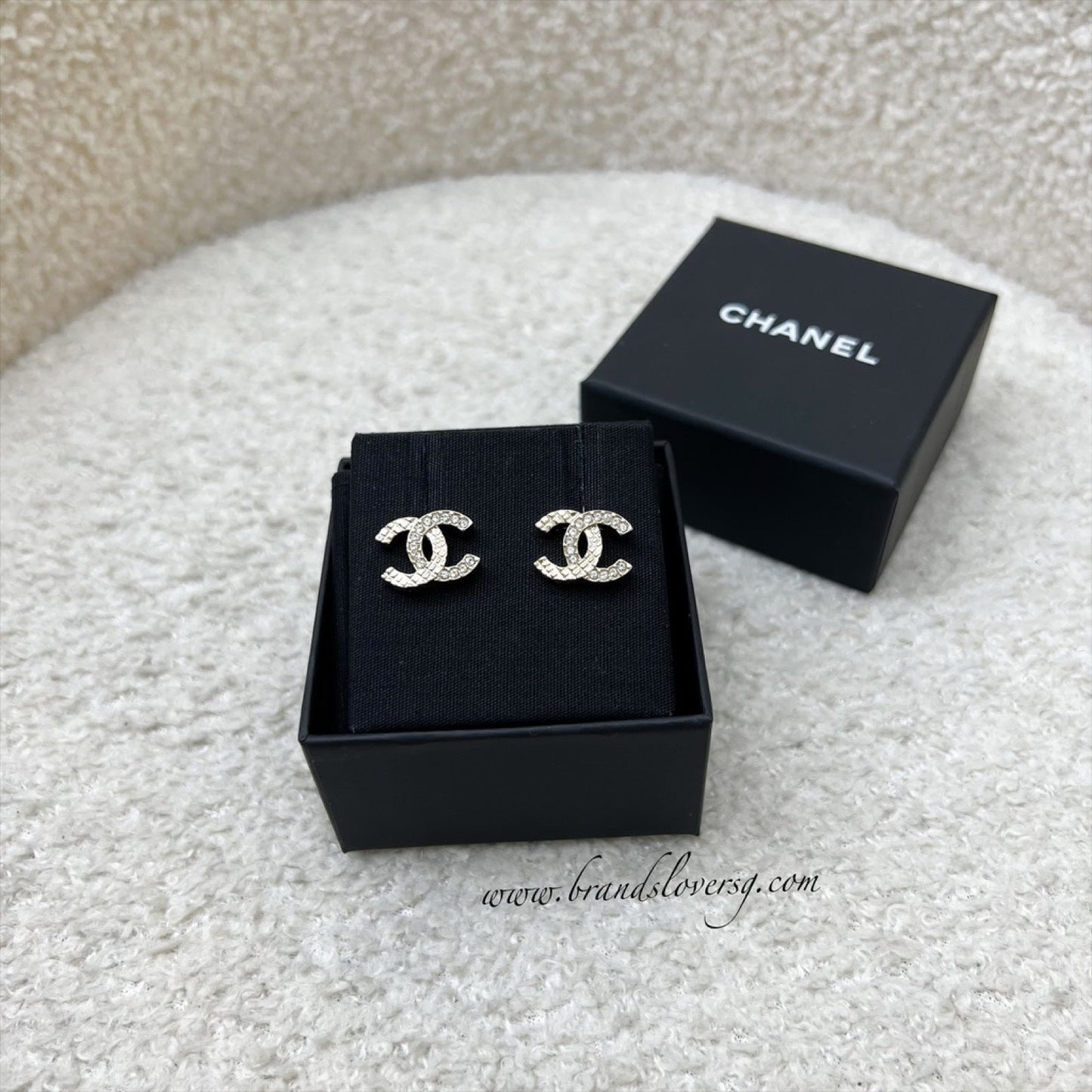 GLM-23K GLM- Logo Earring with Diamantes in LGHW
