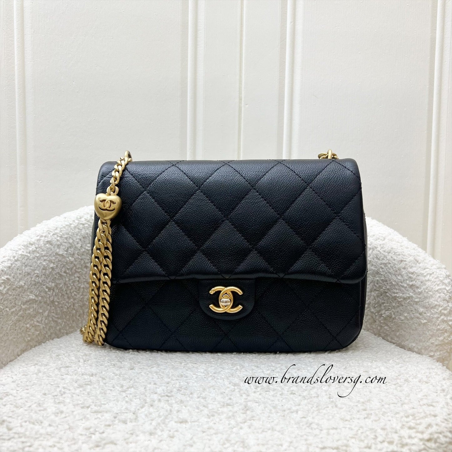 GLM-23P / 24P Heart Adjustable Chain Small / Medium 24cm Flap Bag in Black Caviar AGHW (Model: AS3921)