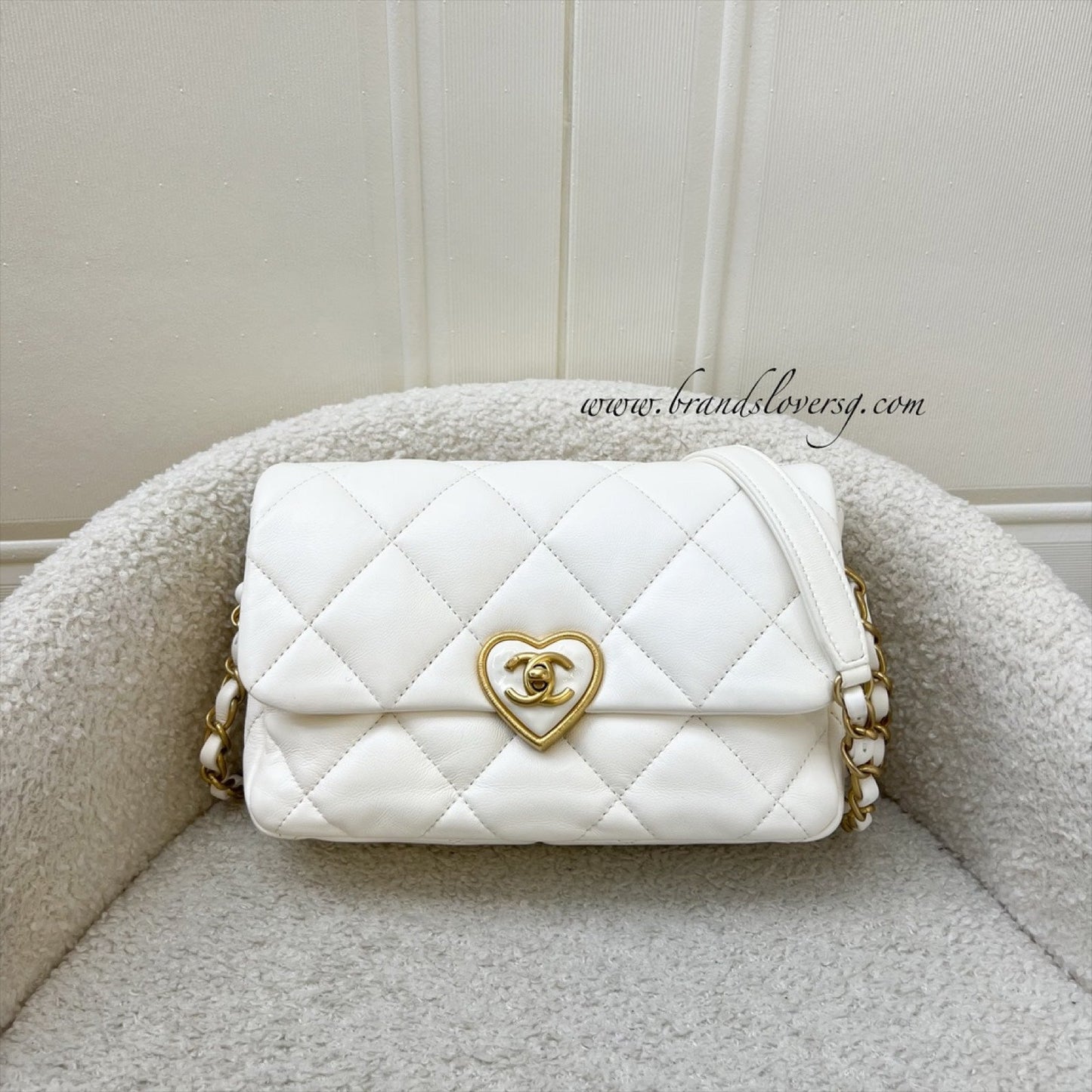 GLM-23S Heart Clasp Small Flap in White Lambskin and AGHW (Model: AS3986)