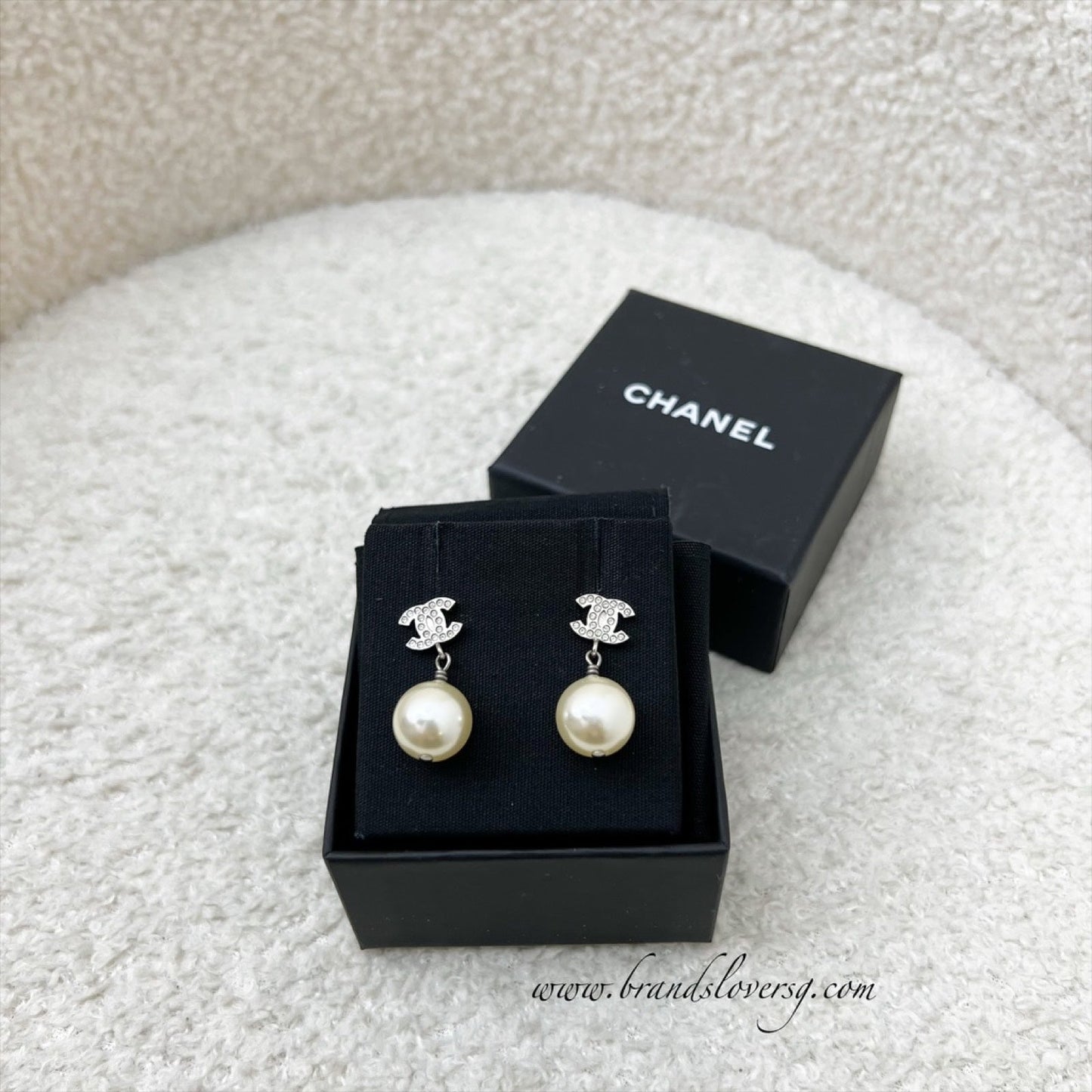 GLM-Mini GLM- Logo Dangling Earrings with Crystals and Pearl in SHW