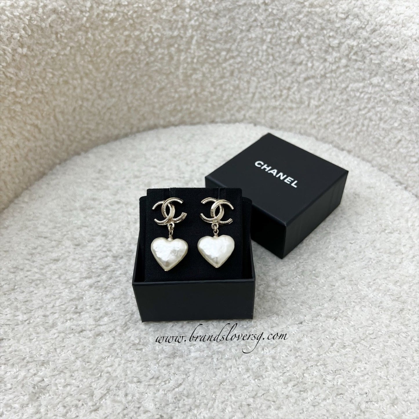 GLM-22C GLM- Logo with Heart Pearl Dangling Earring in LGHW (Model: AB7529)
