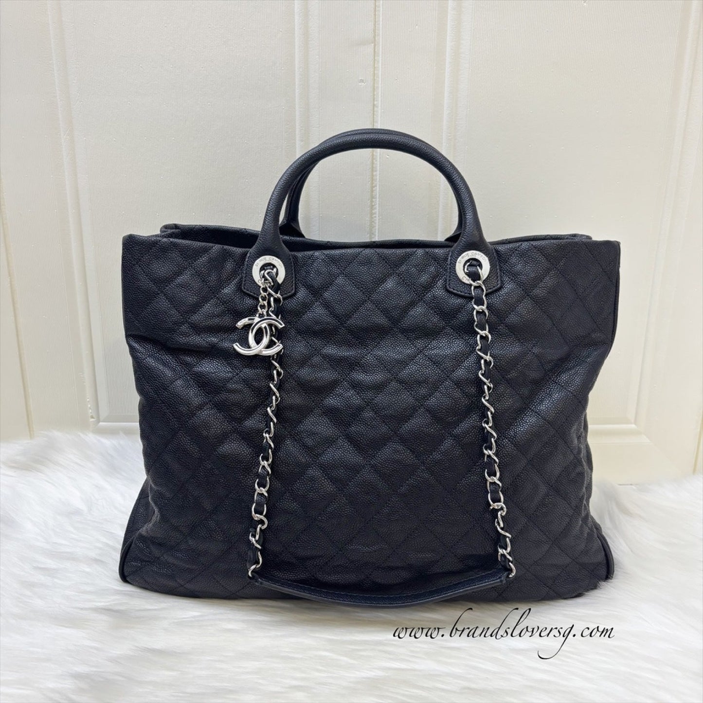 GLM-Seasonal Large Tote with GLM- Logo Charm in Black Caviar and SHW (Model: A68454)