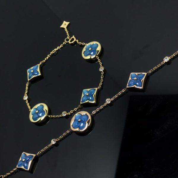 LV Necklaces 053