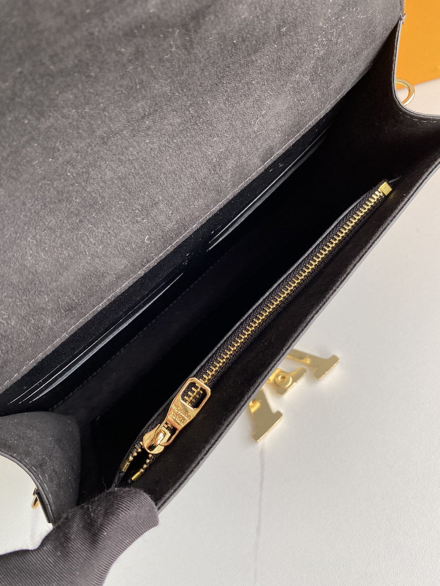 EN - New Arrival Wallet LUV 057