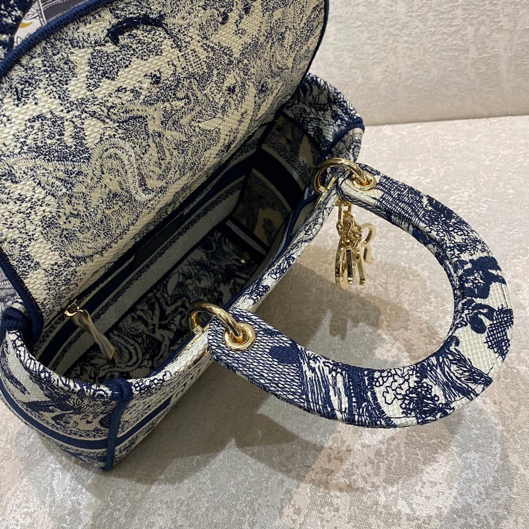 GLAMI MeGLAMIum Lady D-Lite Bag Blue Toile de Jouy Reverse Embroidery, Blue Handbags, Crossbody Bags, 24cm CD M0565ORGO_M928