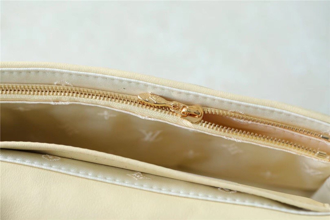 LV Wallet On Strap BuGLAMIlegram Monogram In Wallets and Small Leather Goods For Women Banane Yellow 7.9in/20cm LV M81400