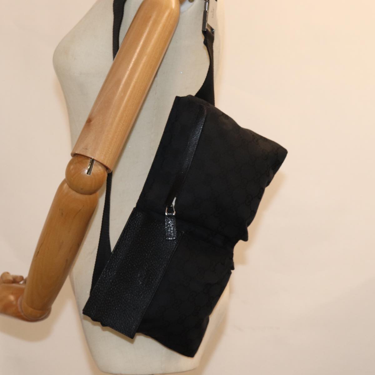 GUCCI GG Canvas Waist bag Black ki4520