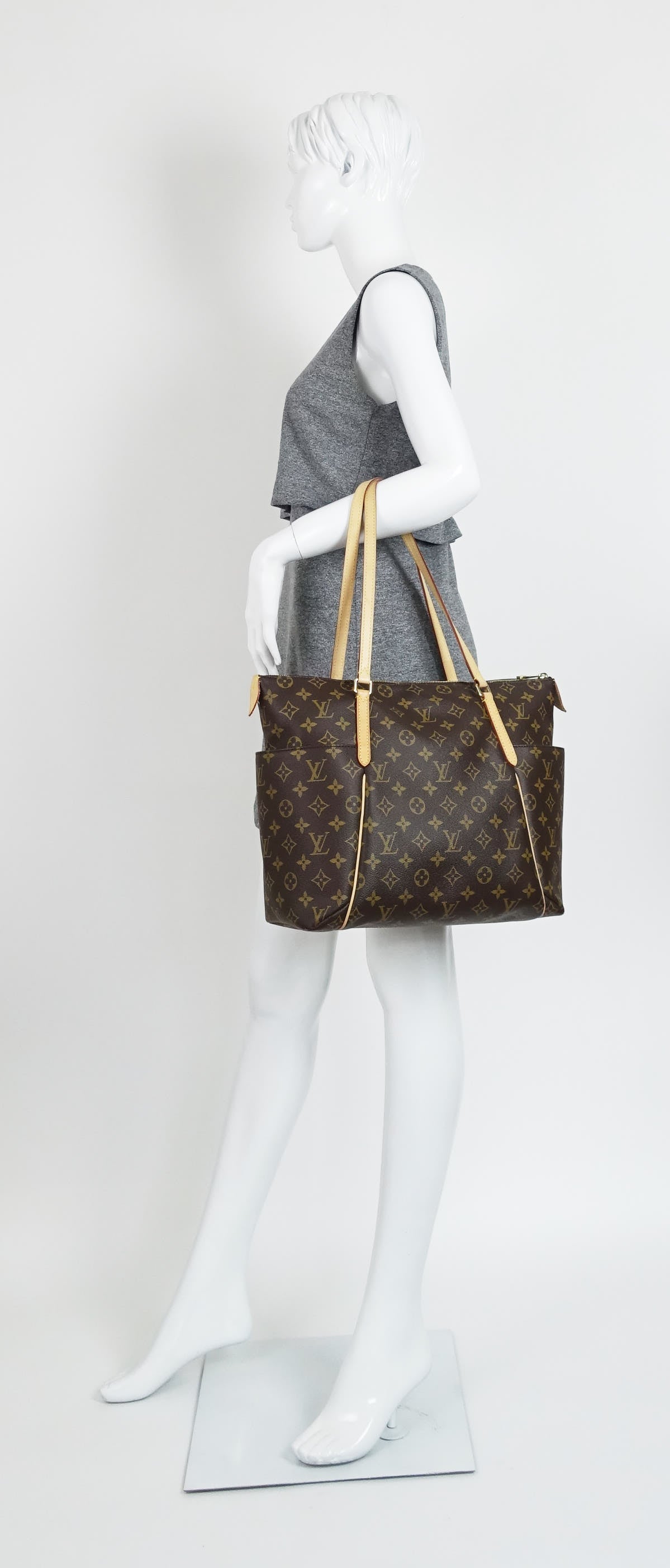 Louis Vuitto Totally MM Monogram Canvas Shoulder Bag