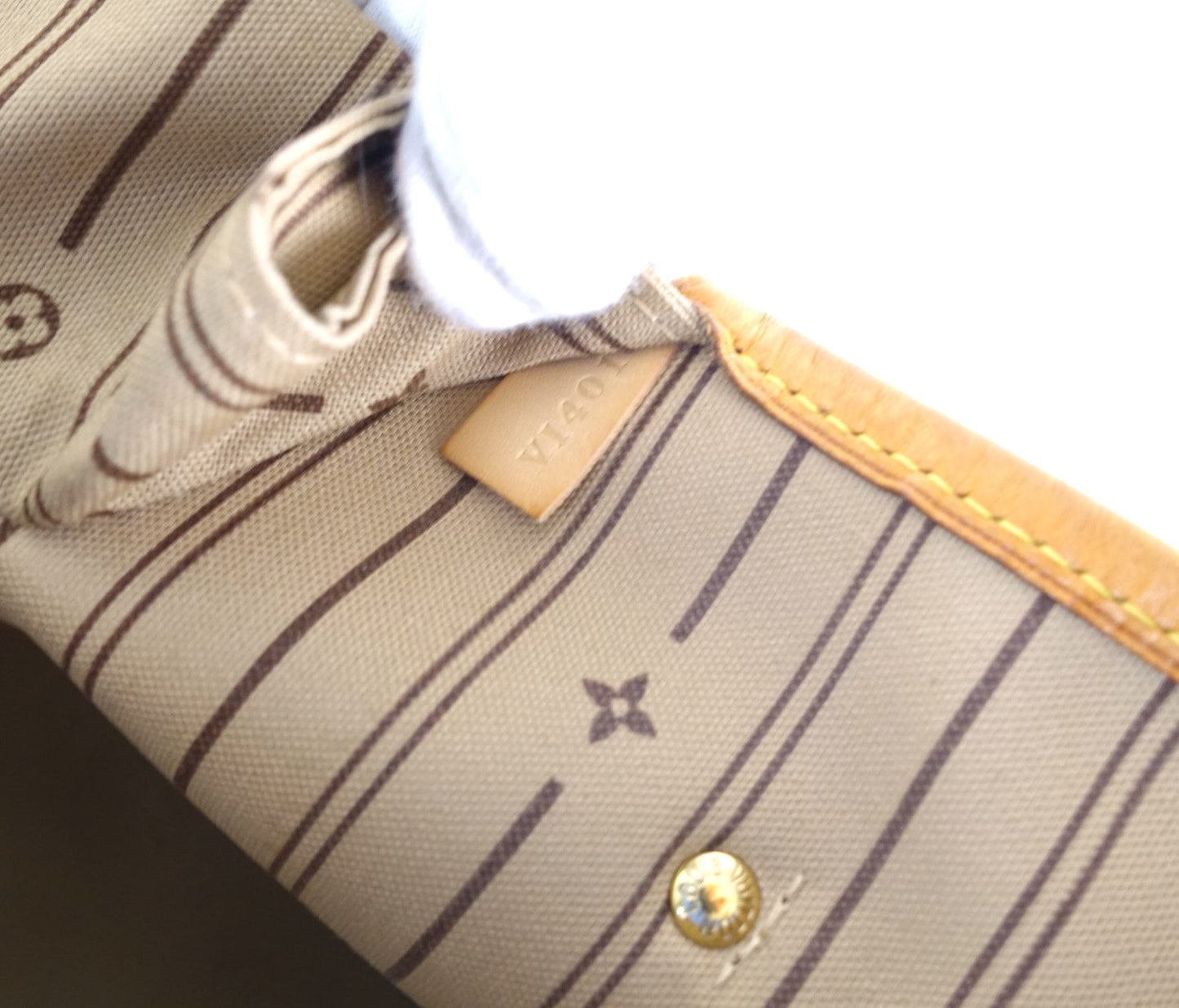 Louis Vuitto Neverfull MM Monogram Canvas Shoulder Bag