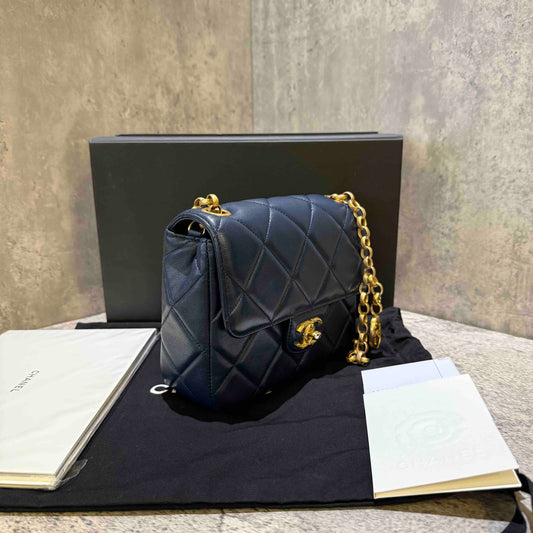 ??? Chanel flap bag microchip