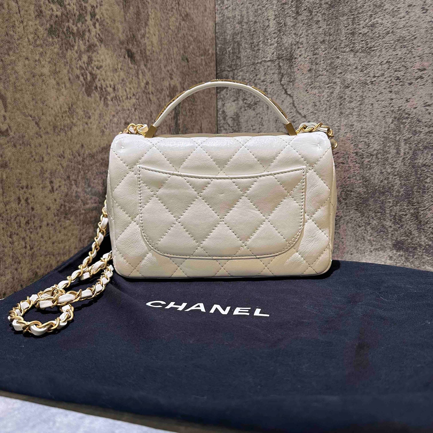 ???Preloved Chanel 24p seasonal style handlebag