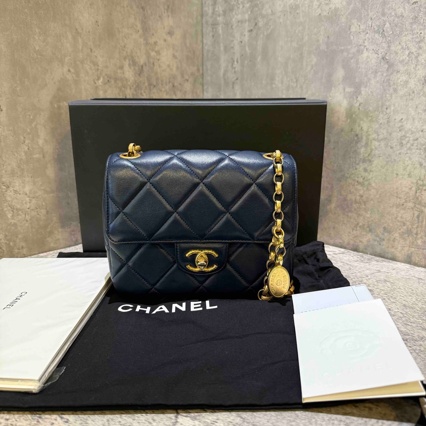 ??Preloved Chanel flap bag microchip