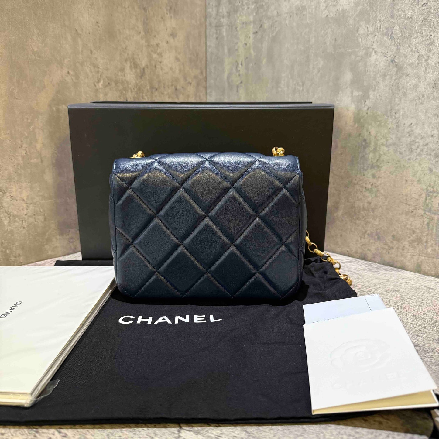 ??Preloved Chanel flap bag microchip