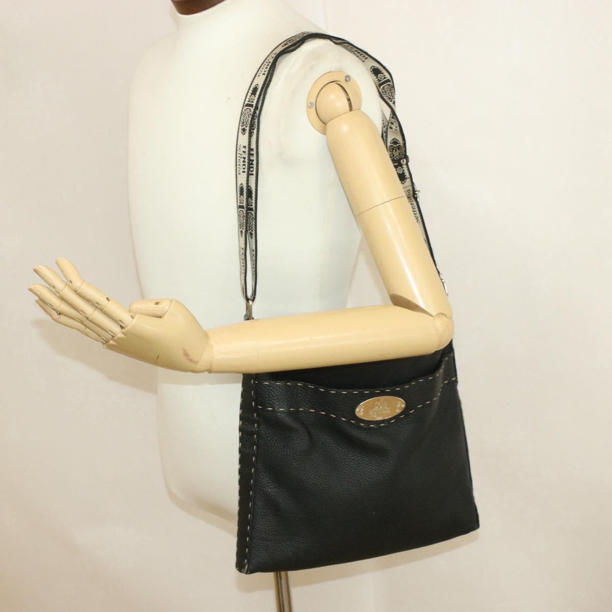 FENDI Shoulder Bag Leather Black rd1013