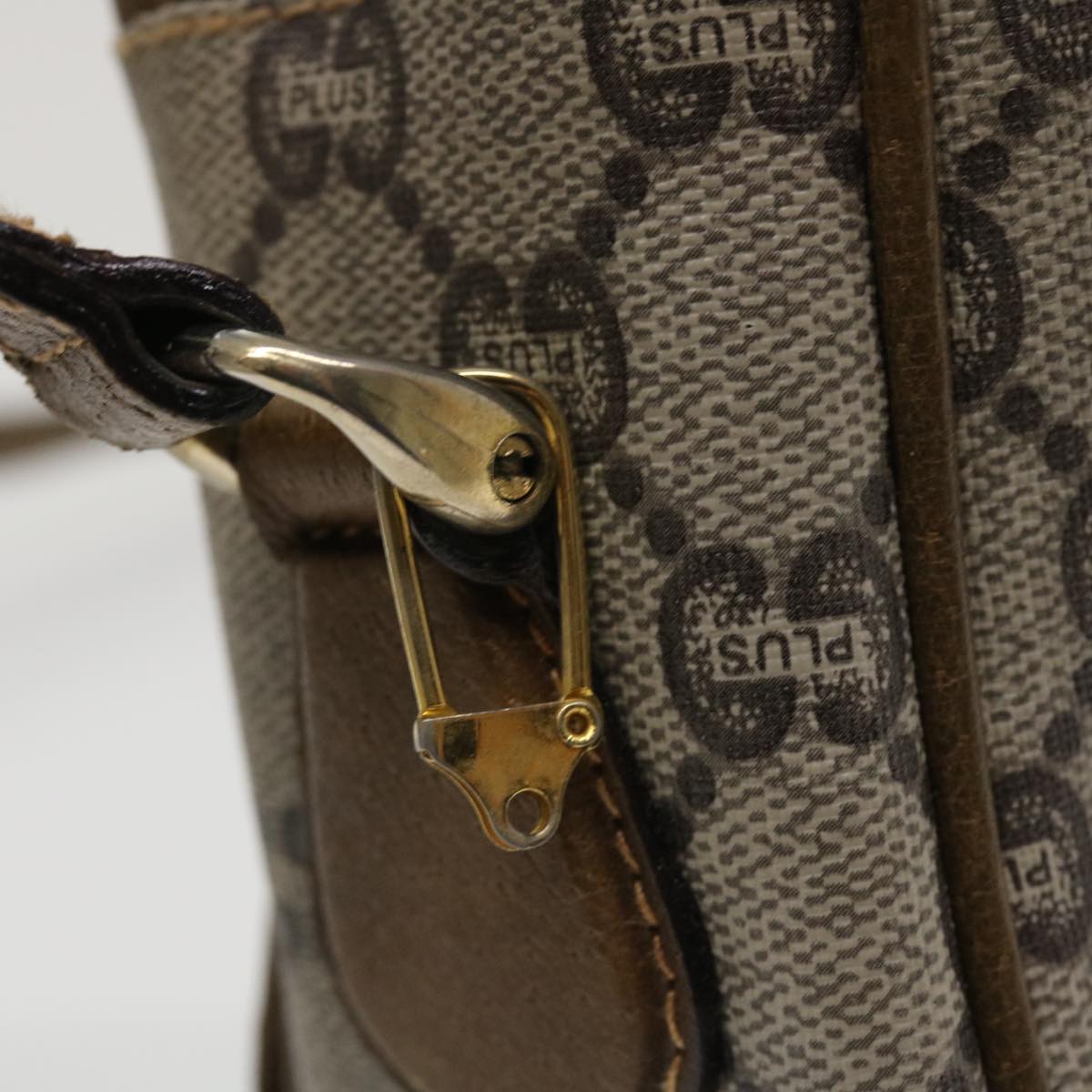 GUCCI GG Plus Canvas Shoulder Bag PVC Leather Beige ro789