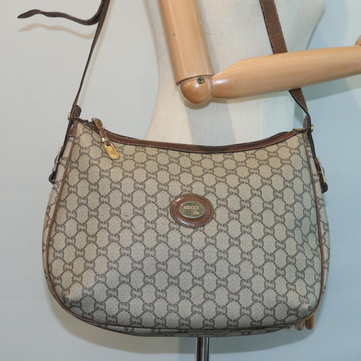 GUCCI GG PLUS Canvas Shoulder Bag PVC Leather Beige th5152