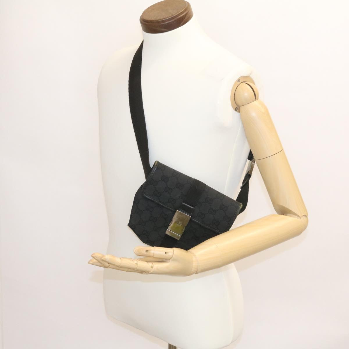 GUCCI GG Canvas Waist Bag Pouch Black am1341s