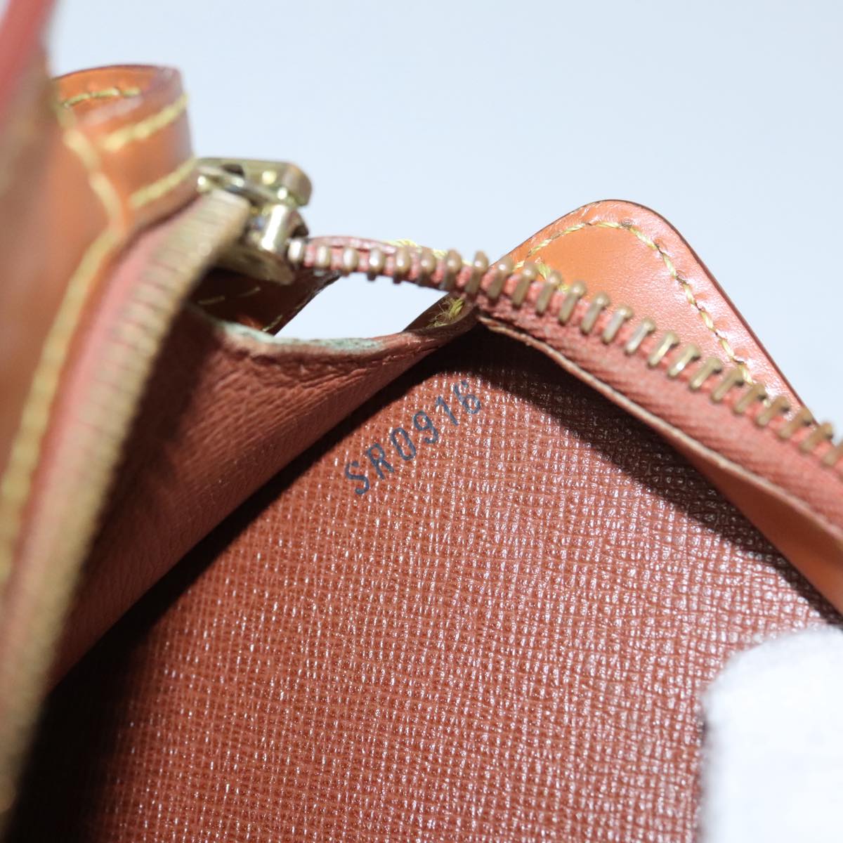 LOUIS VUITTON Epi Pochette Homme Clutch Bag Zipangu Gold M52528 LV ti2611