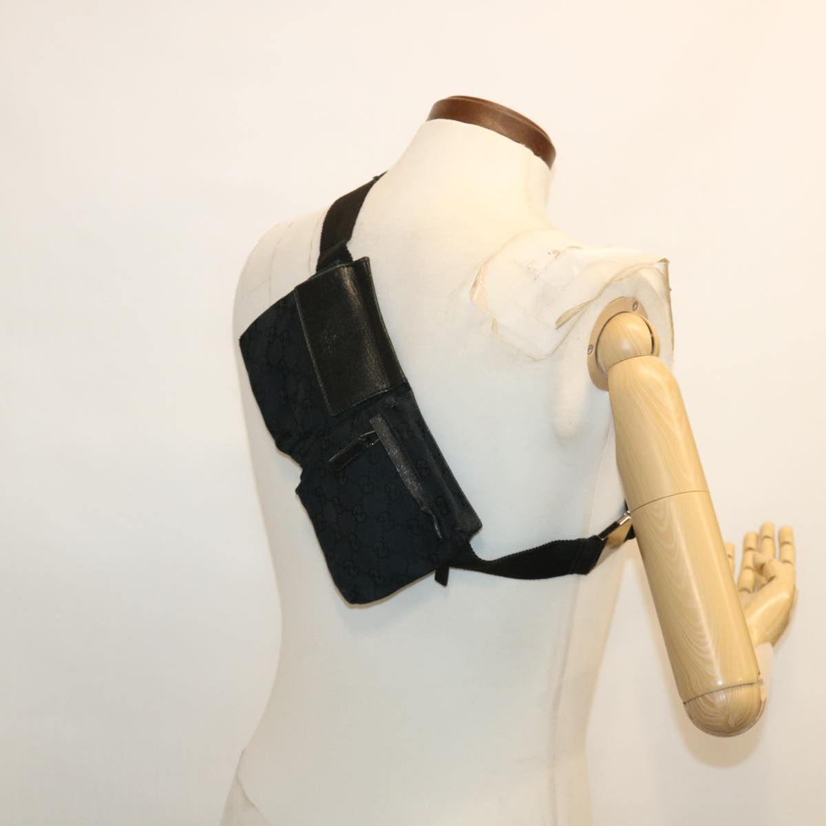 GUCCI GG Canvas Waist Bag Black ti718